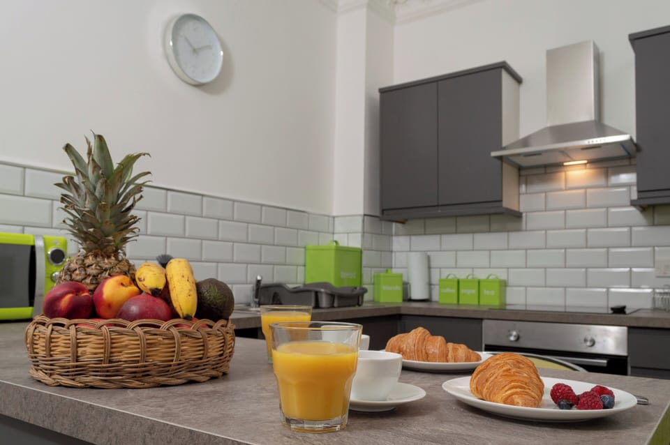 Apartment | Private kitchen | Fridge, microwave, oven, stovetop