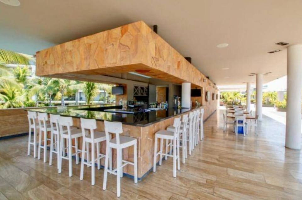 Cash bar open from 3:00 pm to 8:00 pm