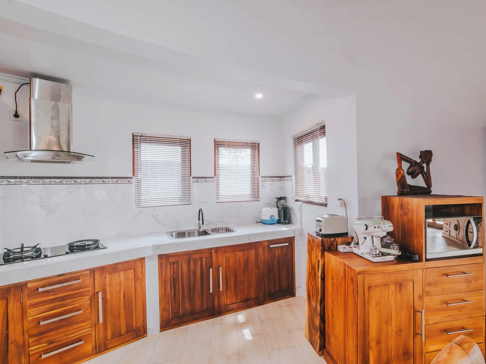 Comfort Villa, Private Pool, Garden View | Private kitchen | Electric kettle