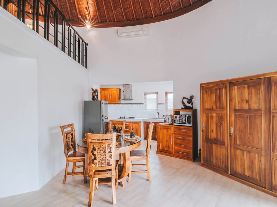 Comfort Villa, Private Pool, Garden View | Dining room