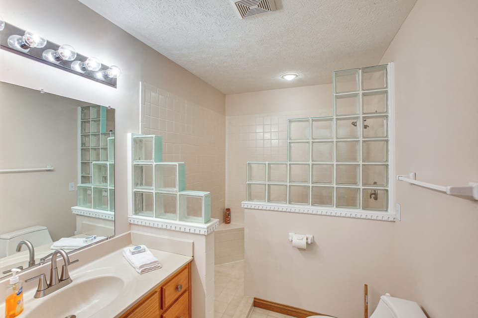 Full Bathrom | Main Floor | Towels Provided