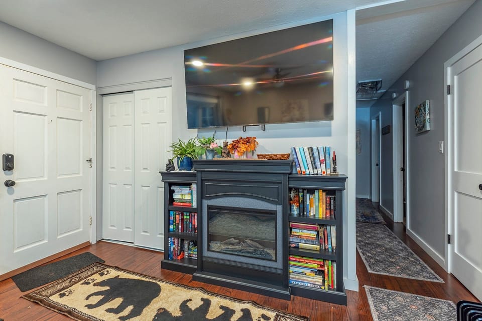 Living room with Smart TV & electric fireplace.