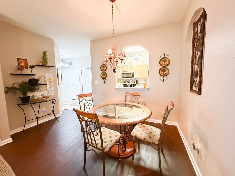 Dining table seating for 4