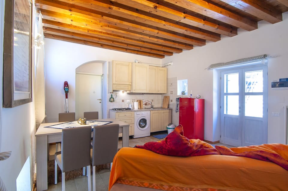 Kitchen or kitchenette,Seating area,Dining area