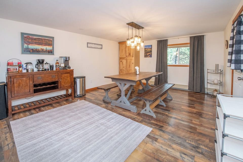 Dining room table has room for 6, extra chairs or stools can be used on the ends