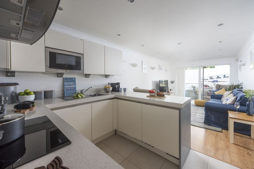 Kitchen, Microwave, Hob, Coffee Machine-Porthminster Skies