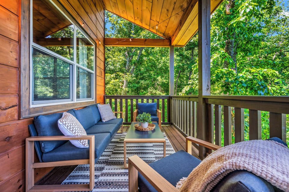 5 -Star Luxury Cabin with Basketball Court & Pool - Sleeps 12!