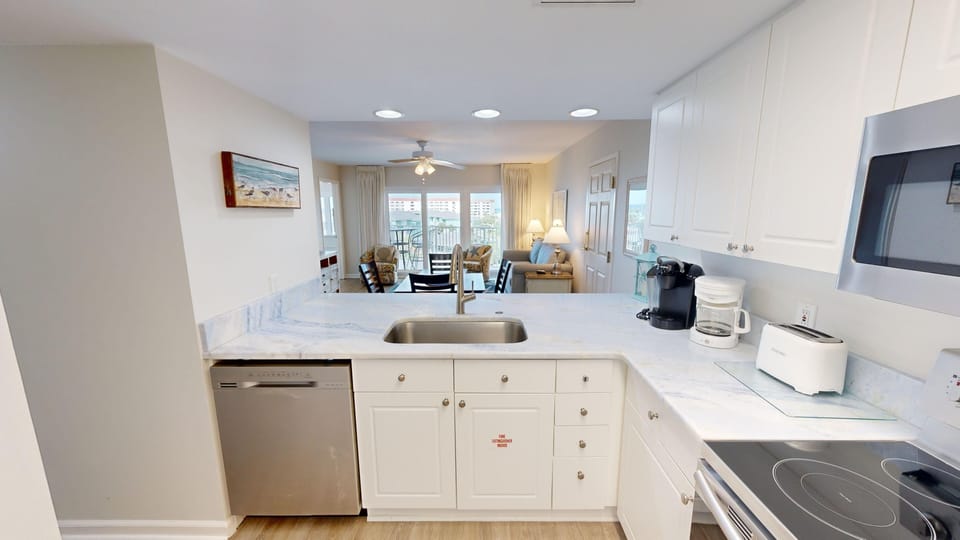 Condo, 3 Bedrooms | Private kitchen | Fridge, coffee/tea maker, toaster