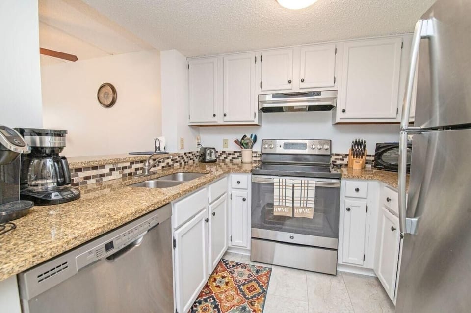 Condo, 2 Bedrooms | Private kitchen | Coffee/tea maker, fridge, oven, electric kettle