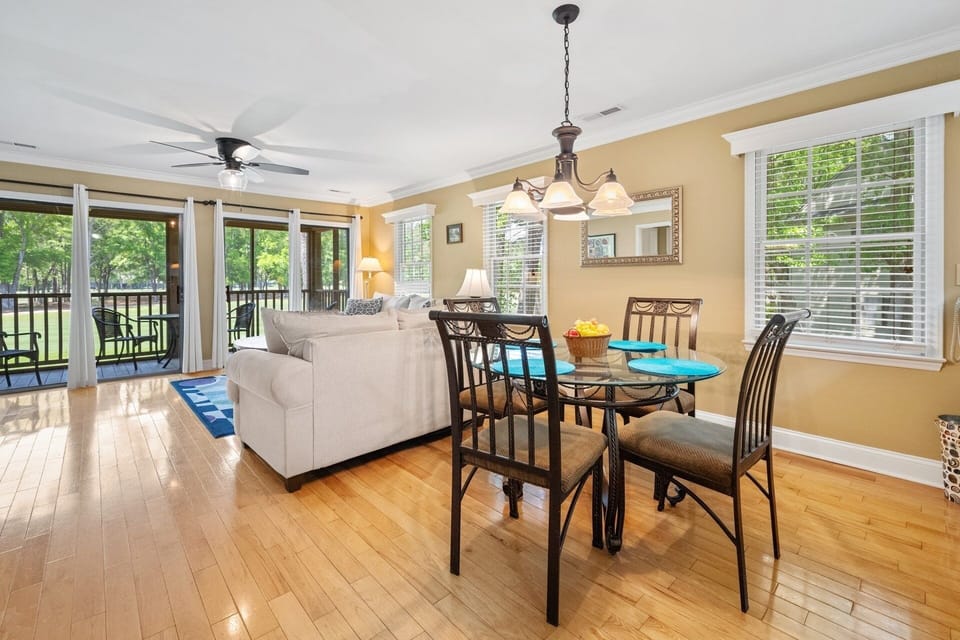 Condo, 2 Bedrooms | Dining