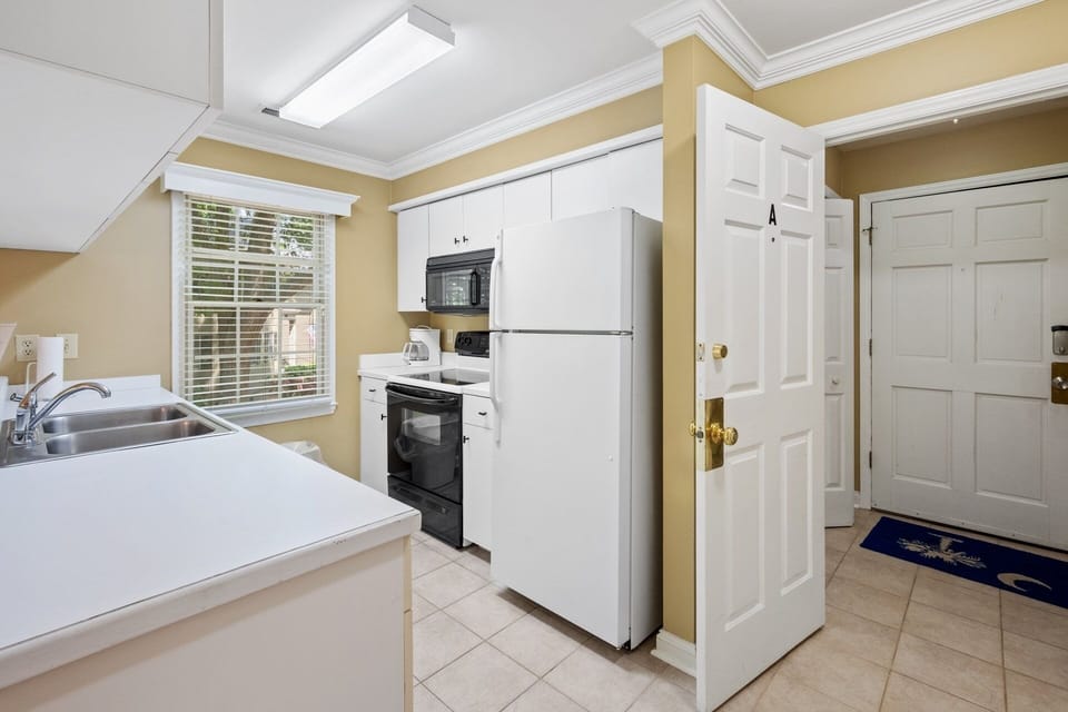 Condo, 2 Bedrooms | Private kitchen | Fridge, oven, coffee/tea maker, toaster