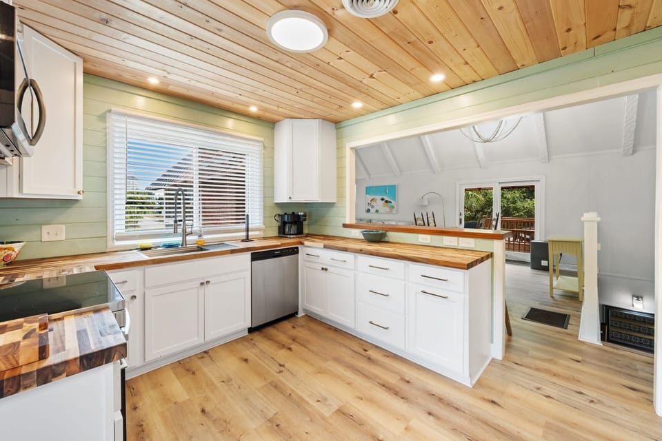 House, 6 Bedrooms | Private kitchen | Coffee/tea maker, fridge, oven, toaster