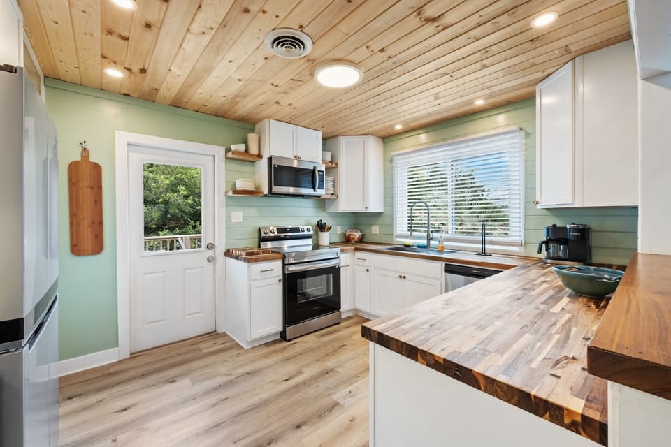 House, 6 Bedrooms | Private kitchen | Coffee/tea maker, fridge, oven, toaster