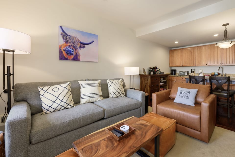 Condo, 1 Bedroom | Living area