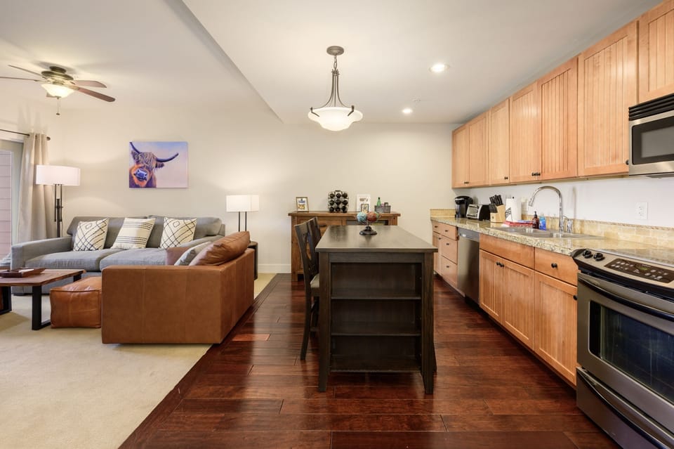 Condo, 1 Bedroom | Private kitchen | Fridge, oven, coffee/tea maker, toaster