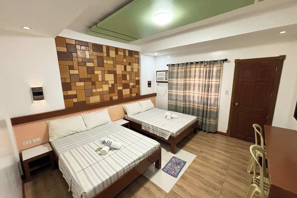 Deluxe Quadruple Room | Desk, rollaway beds, bed sheets