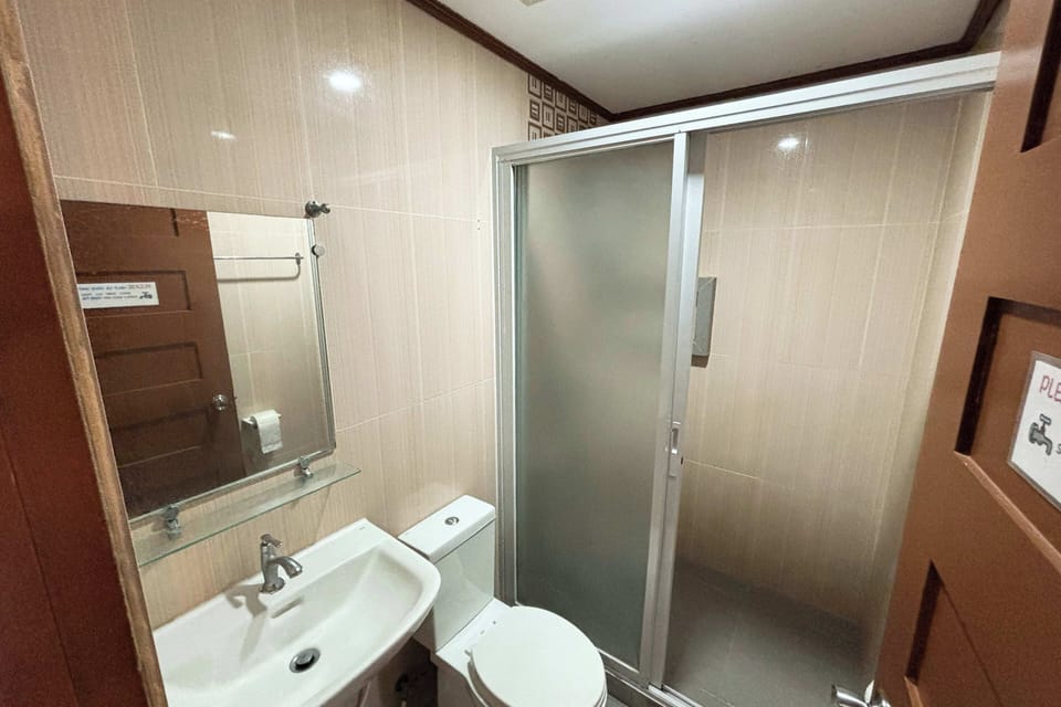 Deluxe Quadruple Room | Bathroom | Shower, rainfall showerhead