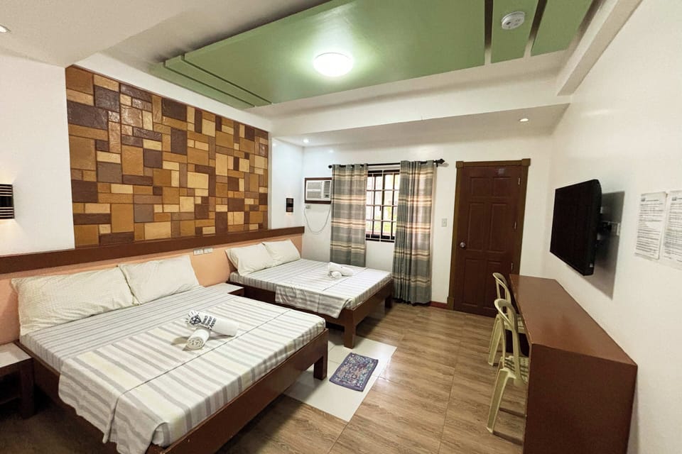 Deluxe Quadruple Room | Desk, rollaway beds, bed sheets