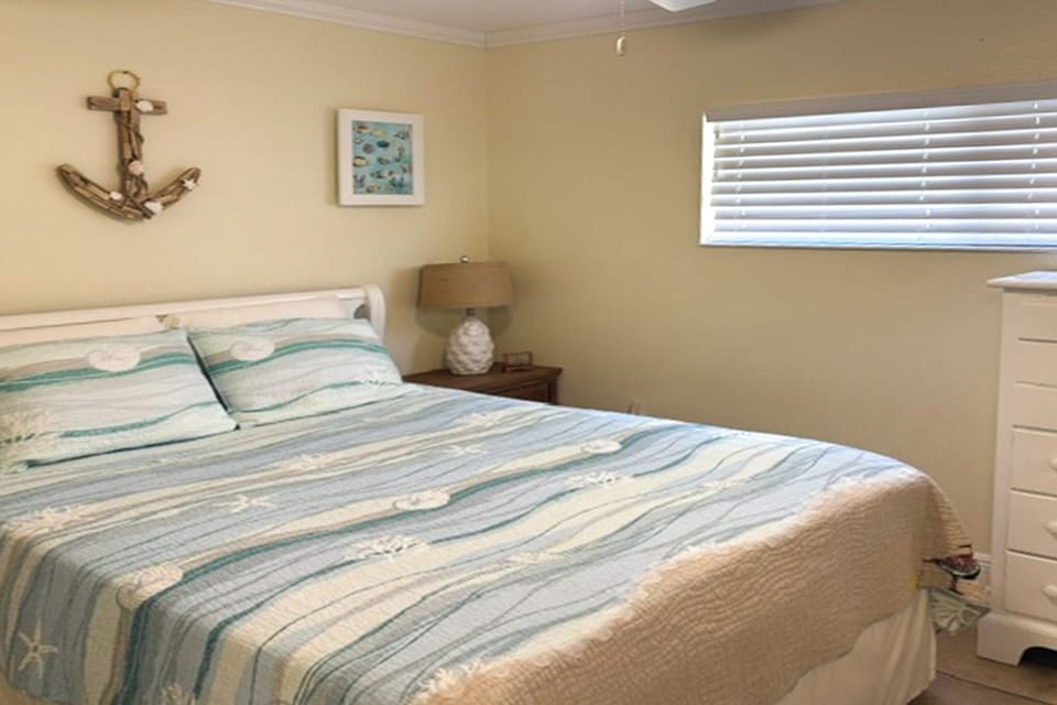 Bedroom 2 | Queen Bed