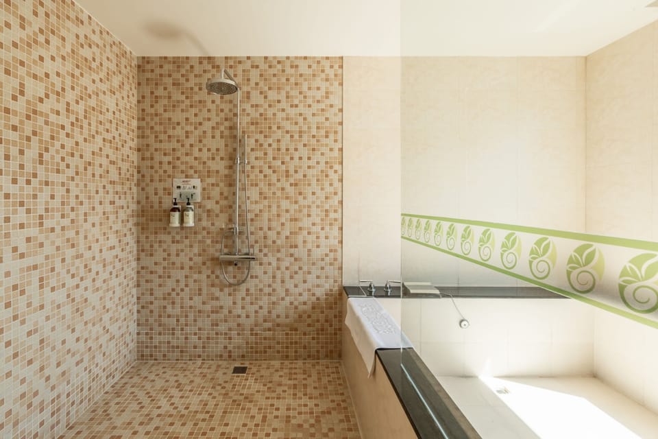 Family Quadruple Room, Non Smoking | Bathroom | Bathtub, hair dryer, towels, shampoo
