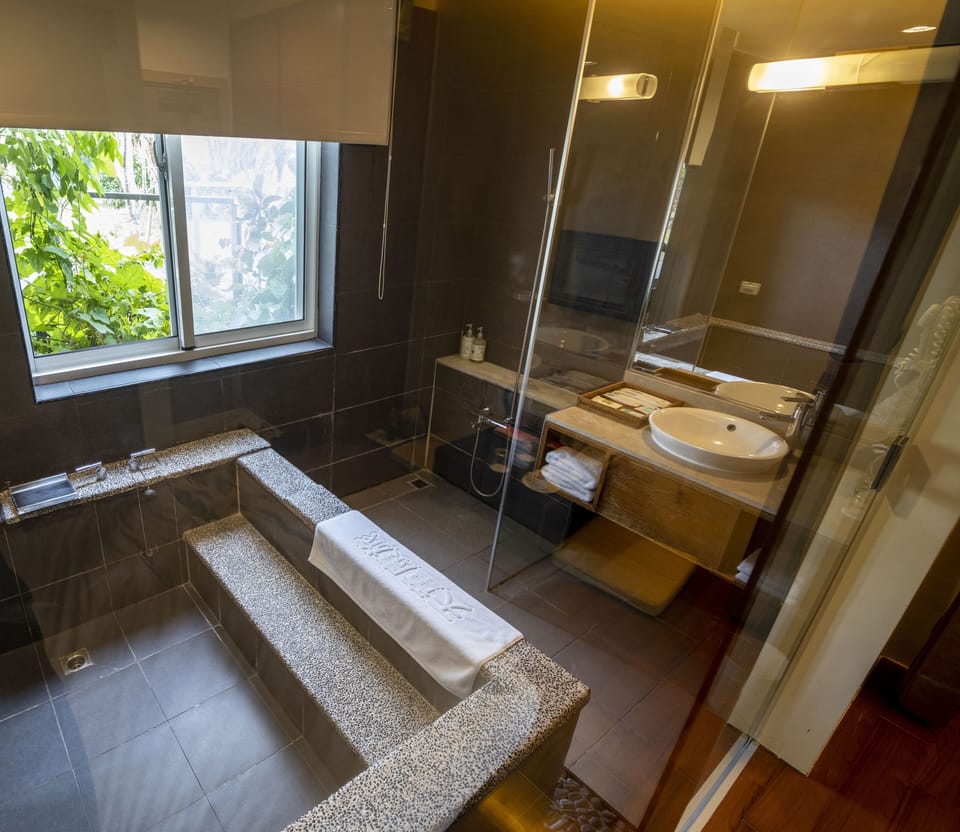 Economy Double Room, 1 Double Bed | Bathroom | Bathtub, hair dryer, towels, shampoo