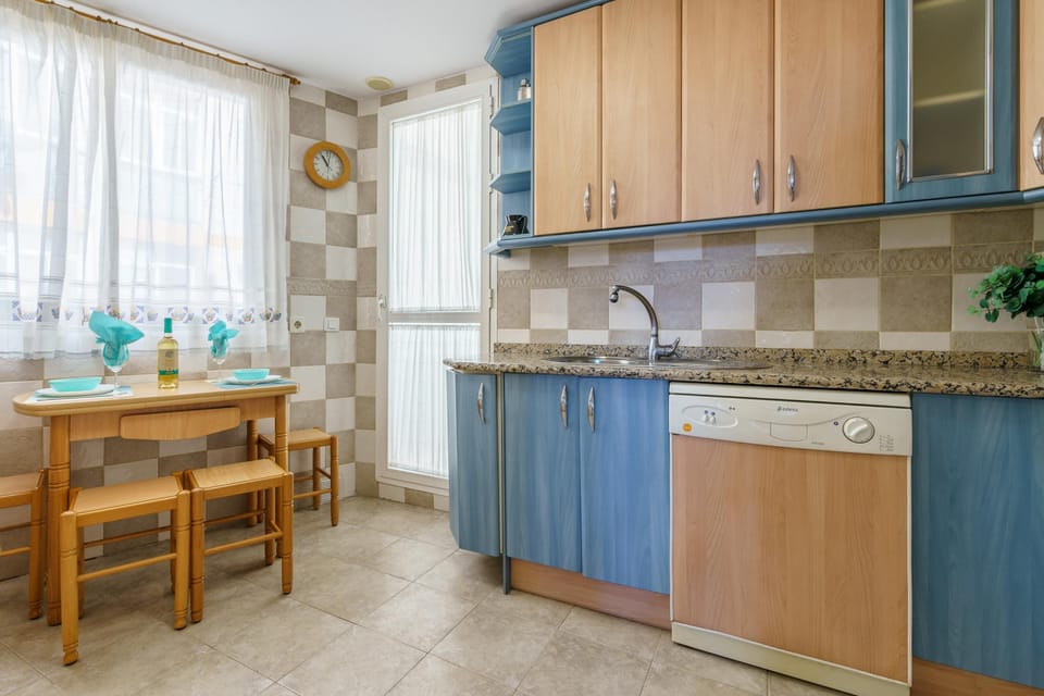 Standard Apartment, Multiple Bedrooms, 2 Bathrooms (La Paloma With Pool) | Private kitchen | Fridge, microwave, oven, stovetop