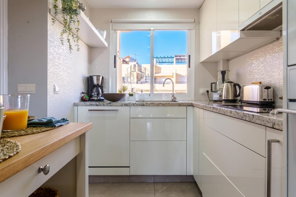 Family Apartment, Multiple Bedrooms, Mountainside (Calahonda Royale Seaview Suite) | Private kitchen | Fridge, microwave, oven, stovetop