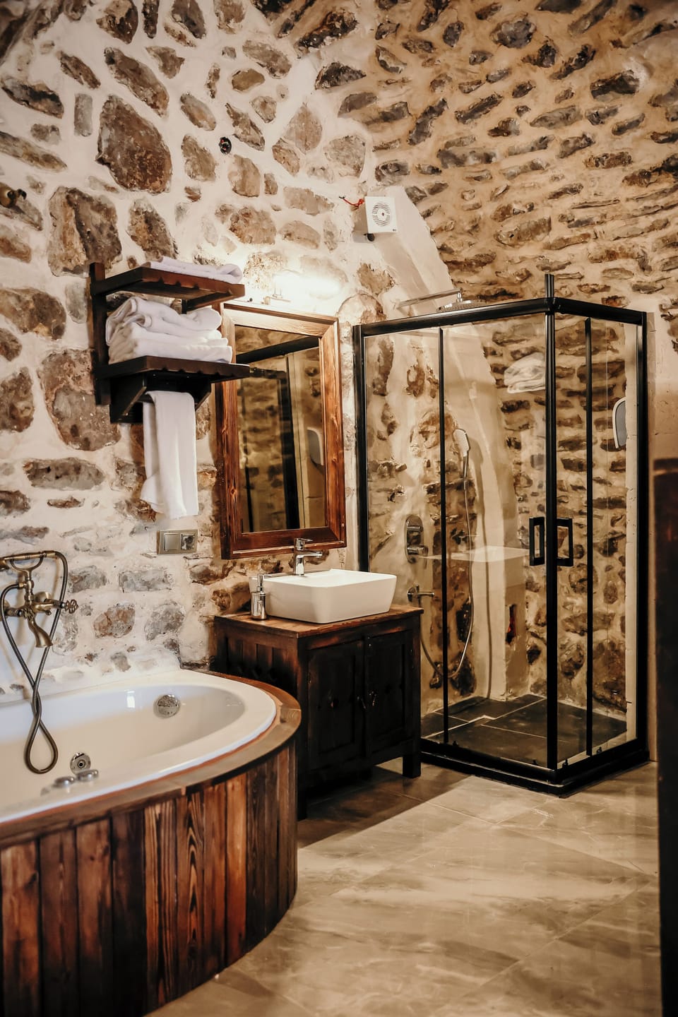 Deluxe Room with jetted hot tub | Iron/ironing board, free WiFi, bed sheets