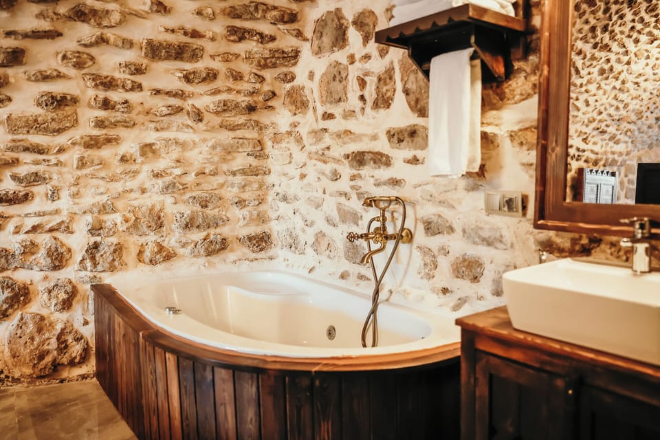 Deluxe Room with jetted hot tub | Iron/ironing board, free WiFi, bed sheets