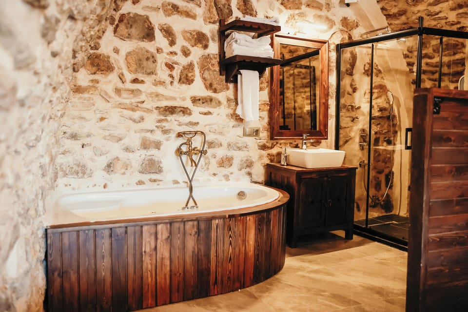 Deluxe Room with jetted hot tub | Iron/ironing board, free WiFi, bed sheets