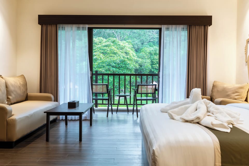Deluxe Room, 1 King Bed, Garden View | Desk, laptop workspace, soundproofing, free WiFi