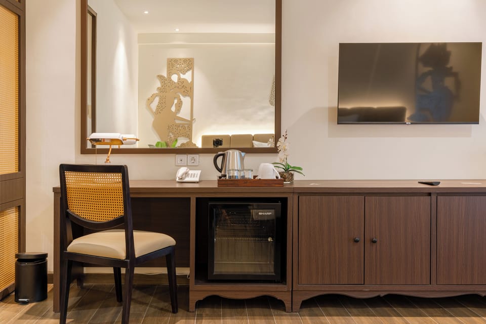 Desk, laptop workspace, soundproofing, free WiFi