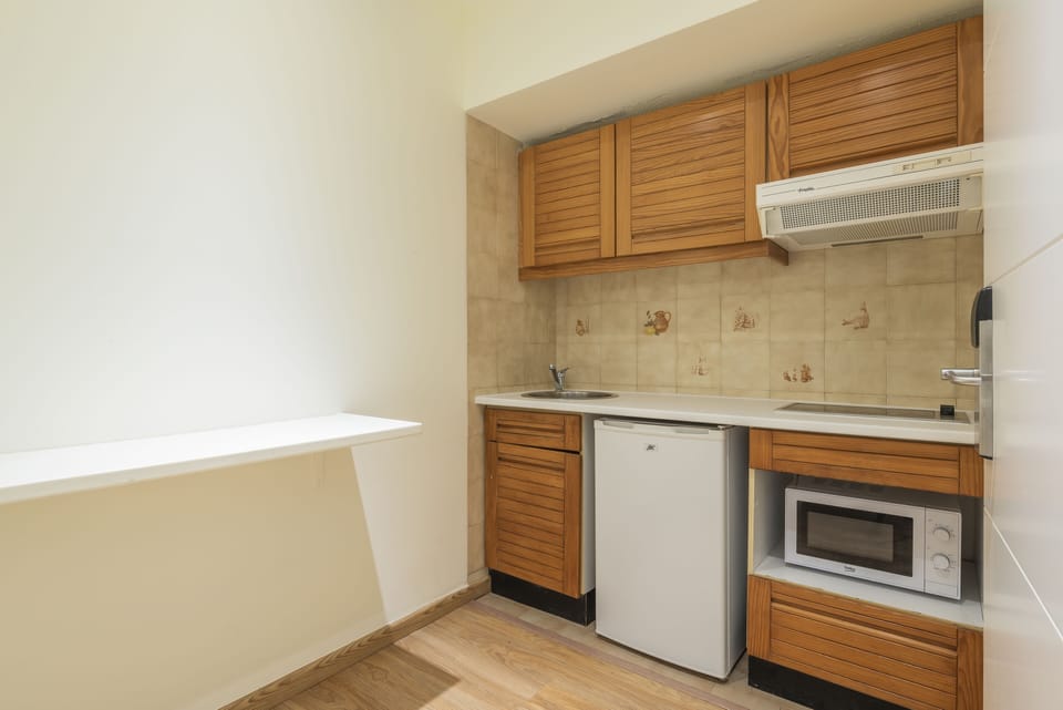 Full-size fridge, microwave, electric kettle, cookware/dishes/utensils