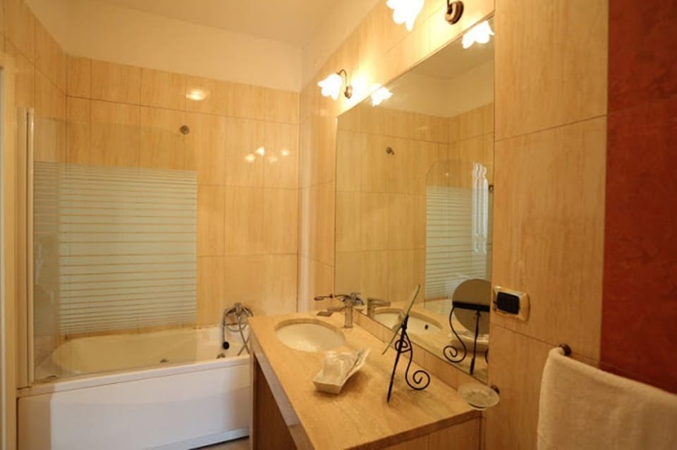 Suite | Bathroom | Rainfall showerhead, free toiletries, hair dryer, bidet