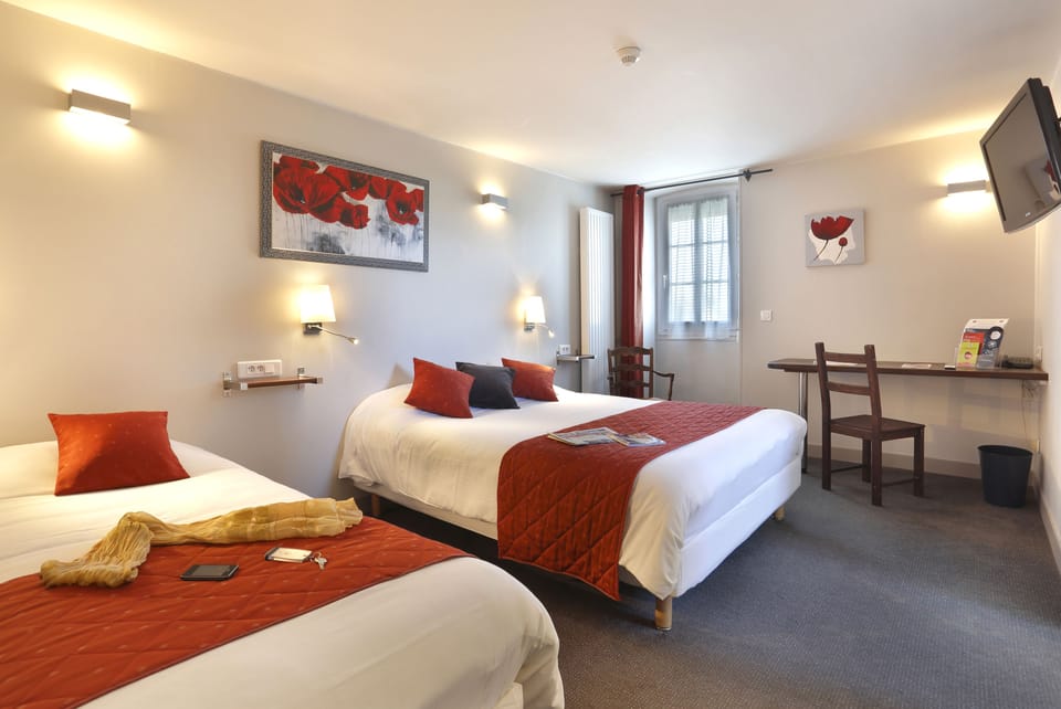 Family Triple Room | Desk, soundproofing, free cribs/infant beds, free WiFi