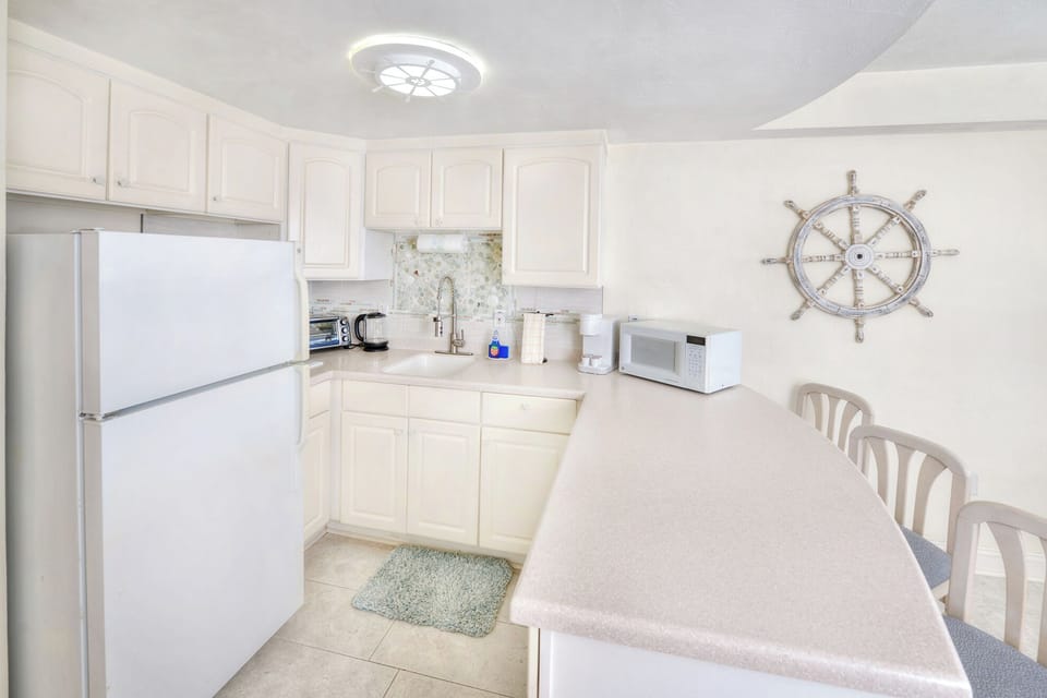 Full kitchen equipped condo Daytona Beach.