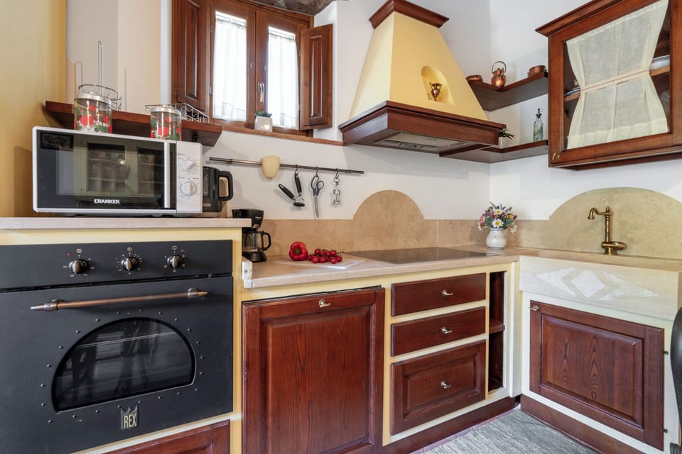 House, Courtyard View | Private kitchen | Full-size fridge, microwave, oven, dishwasher