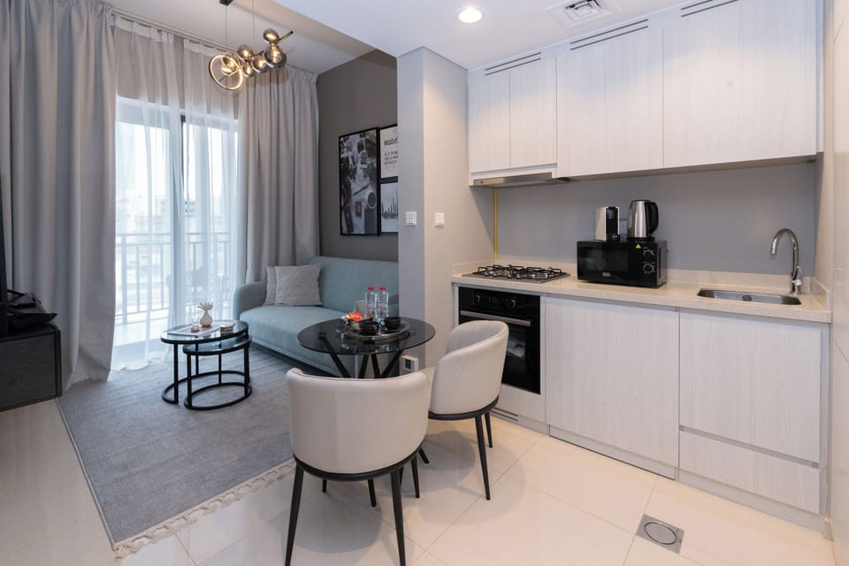 Deluxe Apartment, Balcony, Lake View | In-room dining