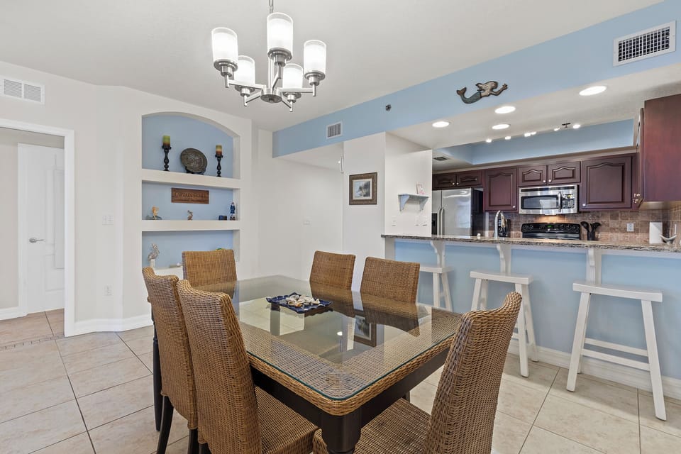 Dining and eat-in bar seating