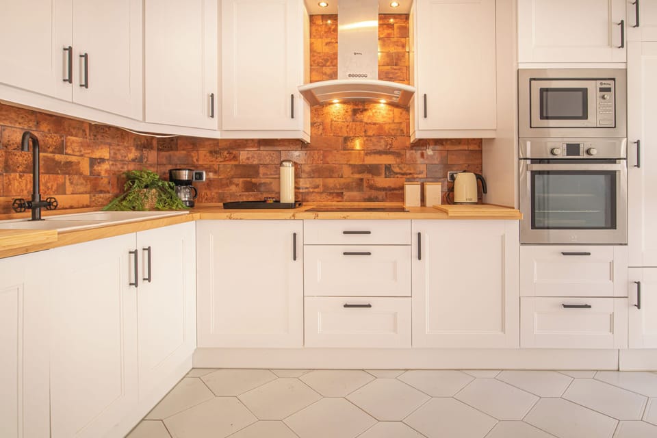 Family Townhome, Multiple Bedrooms, 2 Bathrooms (Casa limonero Miraflores) | Private kitchen | Fridge, microwave, oven, stovetop
