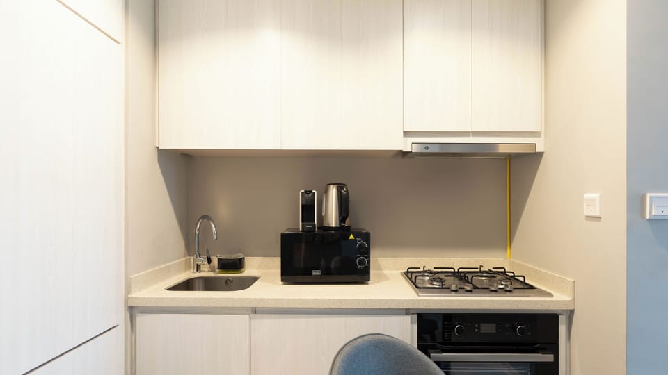 Deluxe Apartment, 1 Bedroom, Lake View | Private kitchen | Full-size fridge, microwave, oven, stovetop