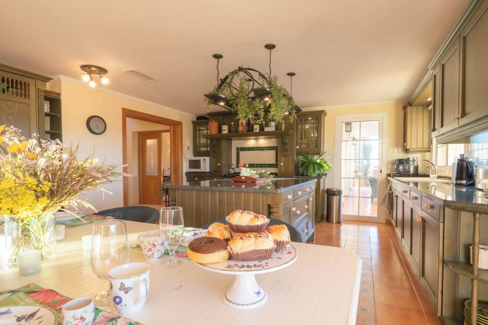 Family Villa, Multiple Bedrooms, Mountainside (Villa Carlos Mijas Golf) | Private kitchen | Fridge, microwave, oven, stovetop
