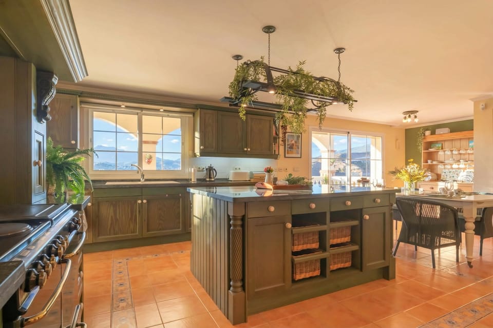 Family Villa, Multiple Bedrooms, Mountainside (Villa Carlos Mijas Golf) | Private kitchen | Fridge, microwave, oven, stovetop