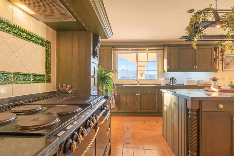 Family Villa, Multiple Bedrooms, Mountainside (Villa Carlos Mijas Golf) | Private kitchen | Fridge, microwave, oven, stovetop