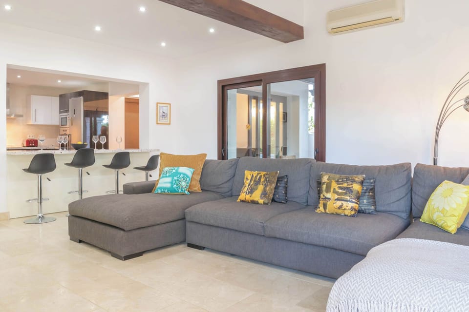 Family Villa, 4 Bedrooms, 2 Bathrooms (Villa Calahonda 700m From Beach With) | Living area