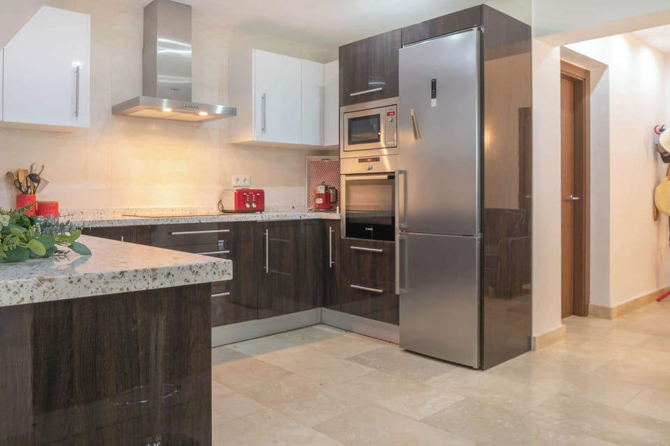Family Villa, 4 Bedrooms, 2 Bathrooms (Villa Calahonda 700m From Beach With) | Private kitchen