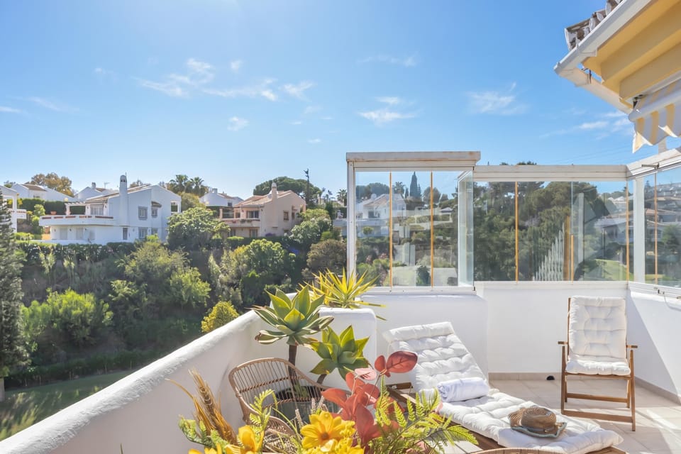 Honeymoon Penthouse, Multiple Bedrooms, 2 Bathrooms (Calahonda Golf) | Property grounds