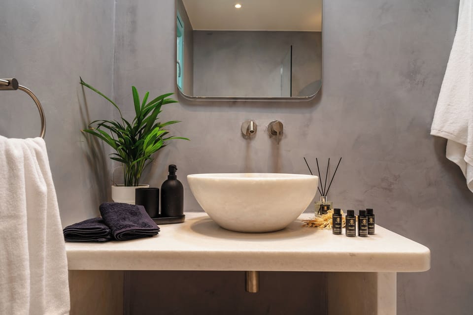 Superior Suite, Mountain View | Bathroom | Shower, hair dryer, slippers, towels