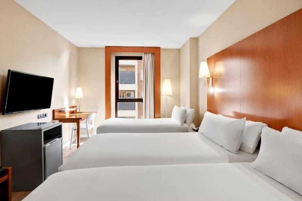 Triple Room | In-room safe, soundproofing, free WiFi