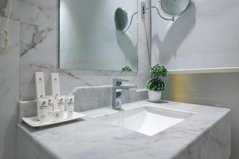 Classic Studio Suite | Bathroom | Shower, rainfall showerhead, slippers, bidet
